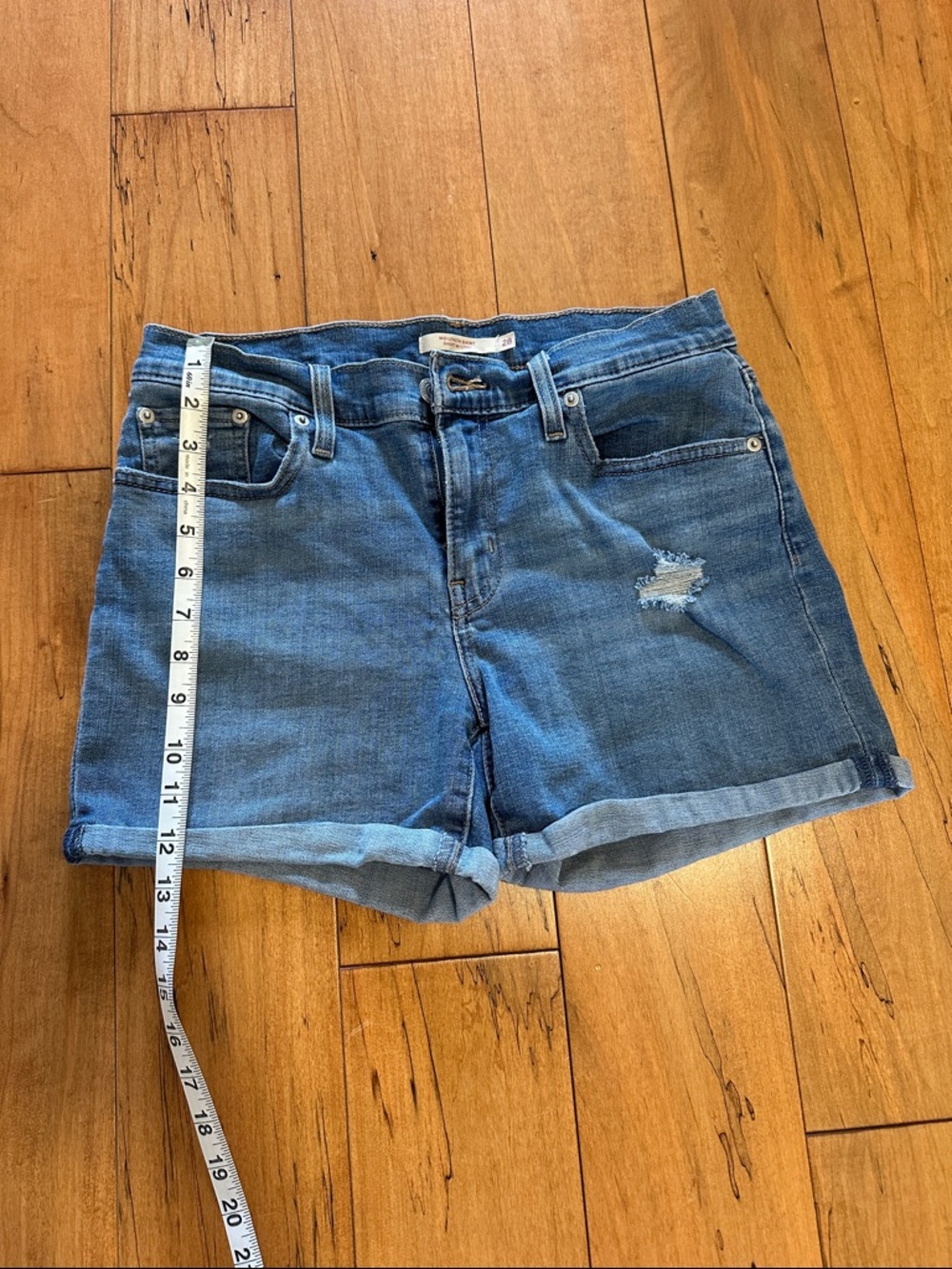 Levi’s Mid-Length Short - Picture 3 of 4